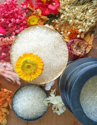 Silica gel crystals for drying flowers